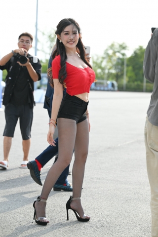 李青青-黑丝大长腿街拍6P