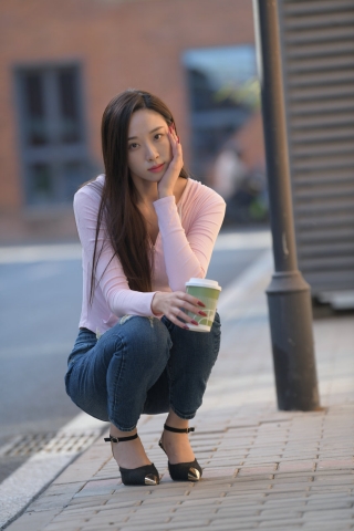 MO1451-大长腿牛仔裤美女