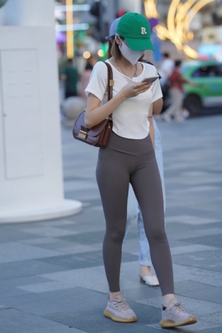 街拍灰色紧身裤美女