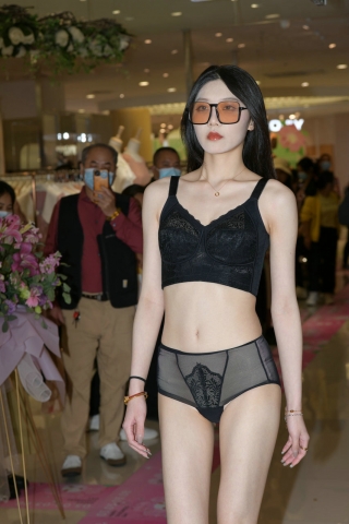 内衣模特