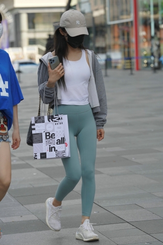 内裤痕迹明显得紧身裤