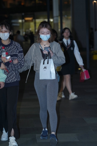 春熙路街拍紧身裤美女